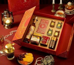 Bao gồm bánh, mứt, trà, rượu vang, hạt dinh dưỡng… được đóng gói sang trọng, phù hợp tặng đối tác, khách VIP.