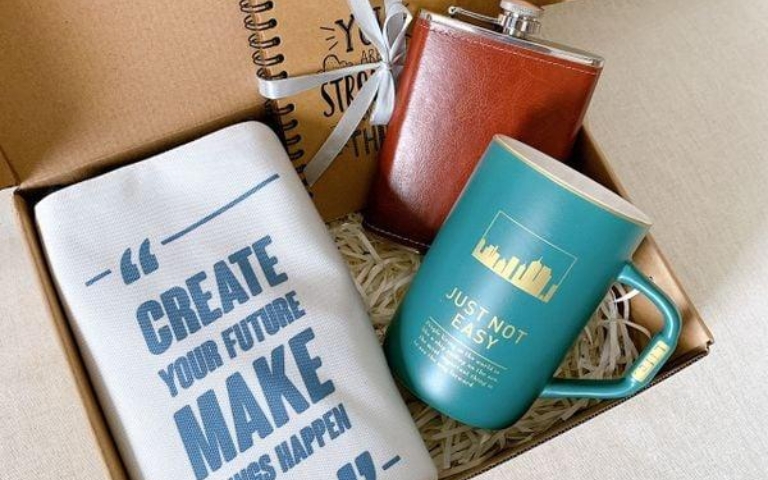 Qua Tang Nhan Vien Dip Le Thiet Thuc Va Tinh Te